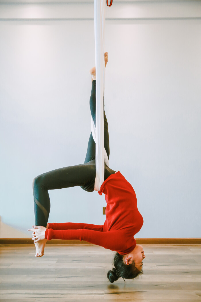 穿着红色棉袄的照片,喜气洋洋的,这便约了回头拍点亲子瑜伽的照片吧