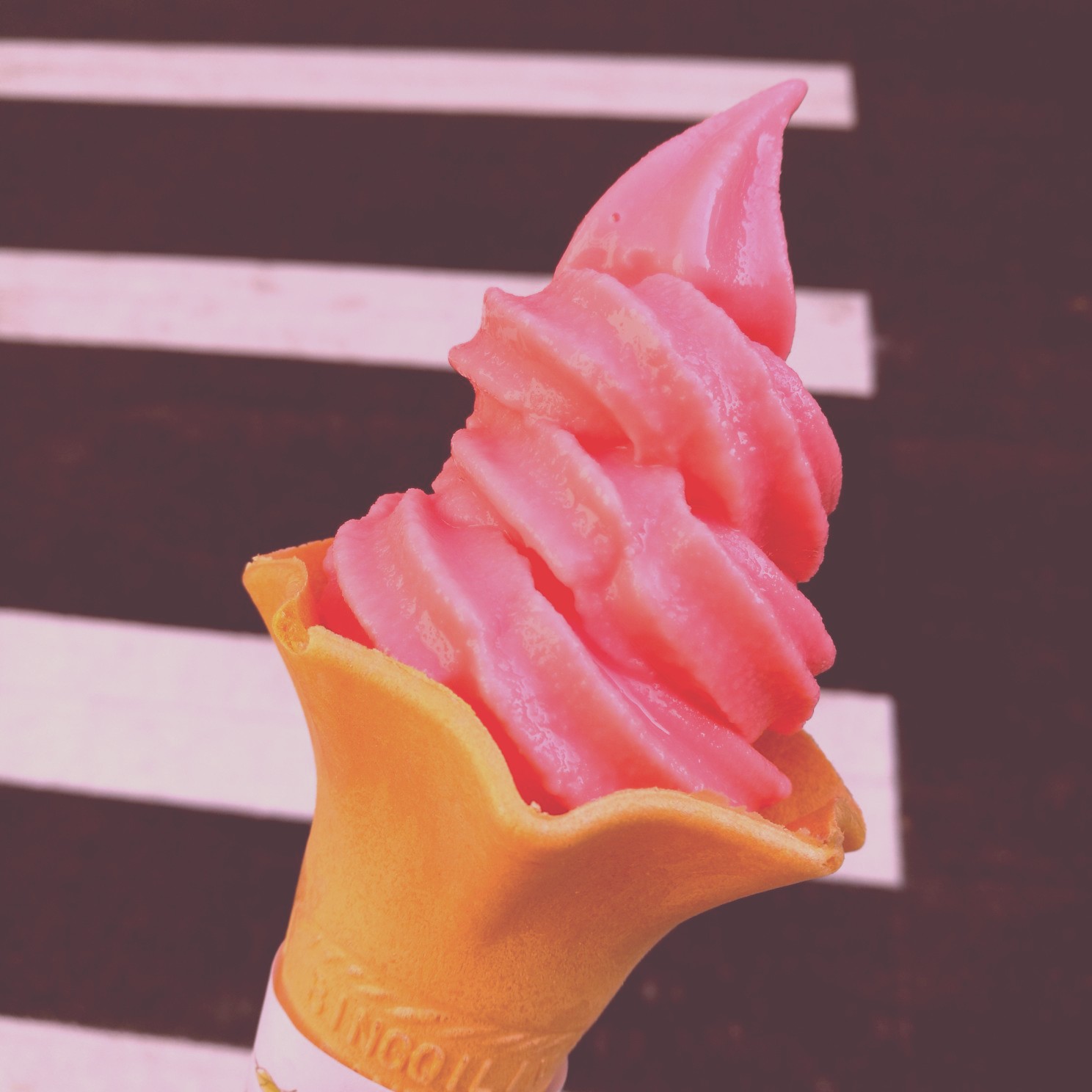 草莓冰淇淋照片图片