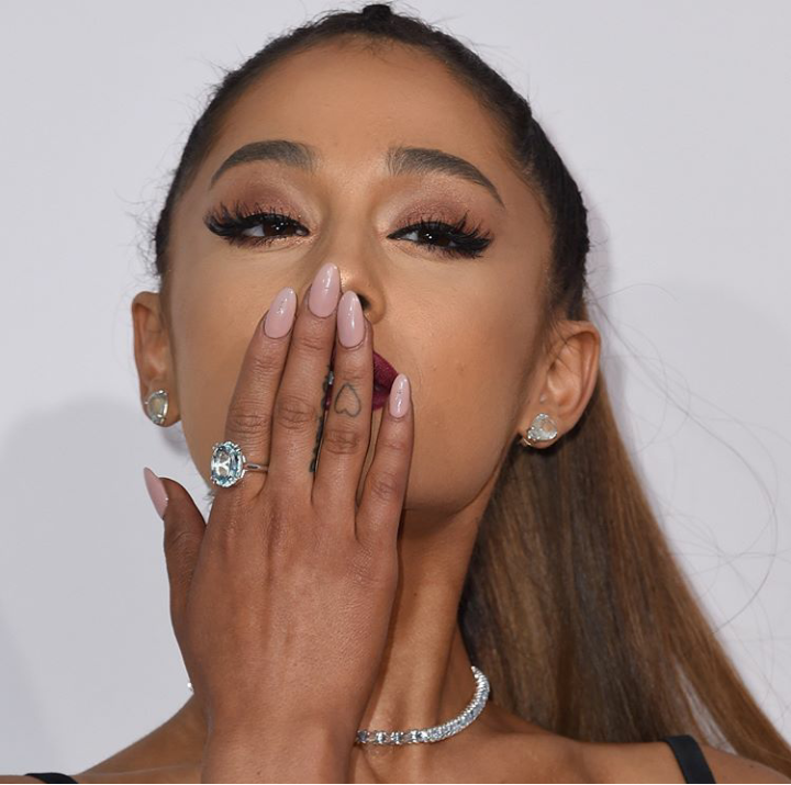 Ariana Grande表情包图片