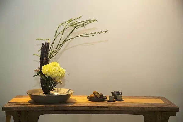 一座茶台,甚至只是一张摆放着简单茶器的桌子,如果加上一件和茶道相