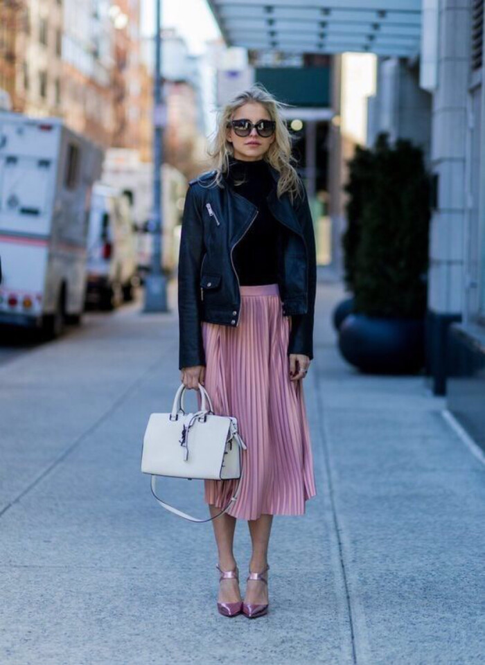 或者粉色褶皱裙和黑色皮夹克一起,十足时尚博主的架势呢