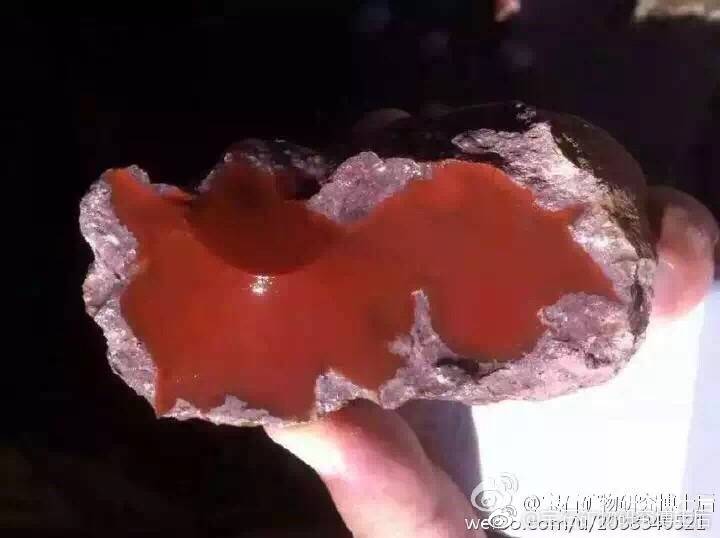 就是玛瑙;肉眼看矿物颗粒粗,就叫石英岩,红色颗粒粗的也叫红碧石;红碧