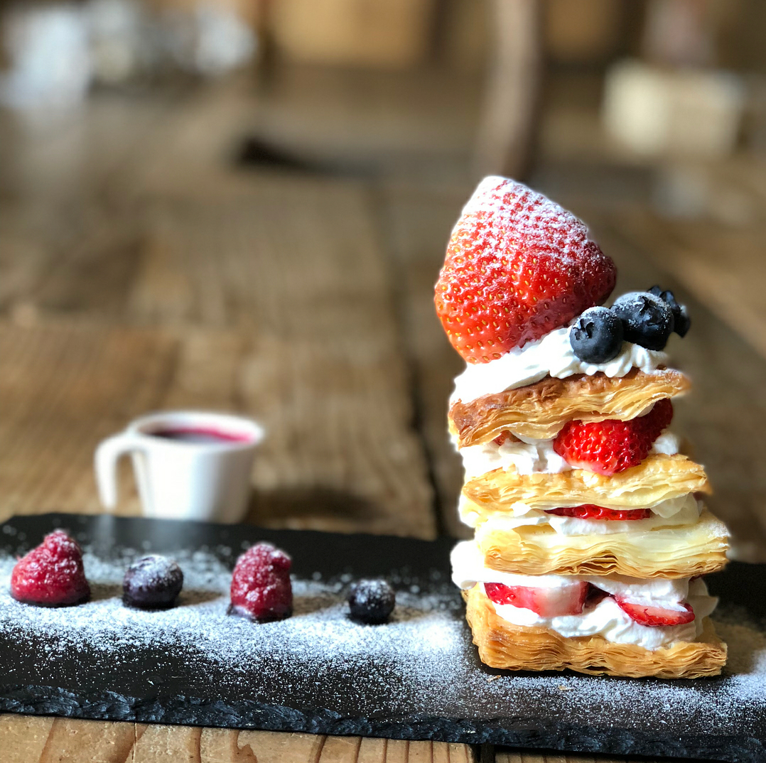 咖啡与甜点与水果