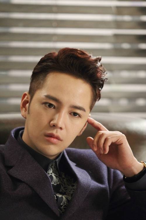 《漂亮男人》剧照 马特好帅张根硕,1987年9月26日出生于韩国首尔,韩国
