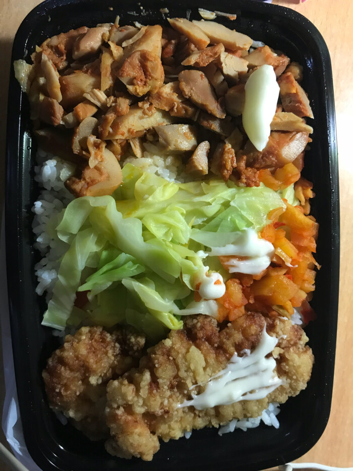 在学校呆了几天叫的外卖,暴走鸡排饭,双拼的,超好吃,分量特别足,而且