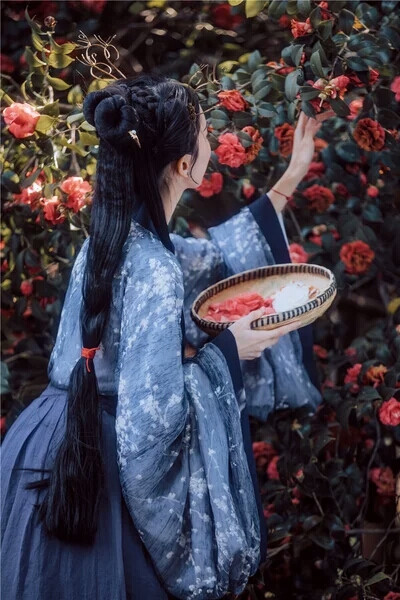 红衣古风女