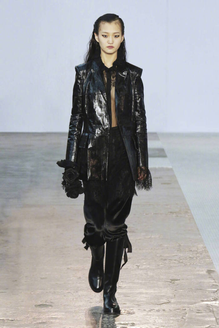 第十季fashion now 在798艺术区艺术工厂为我们呈现了三位独立设计师