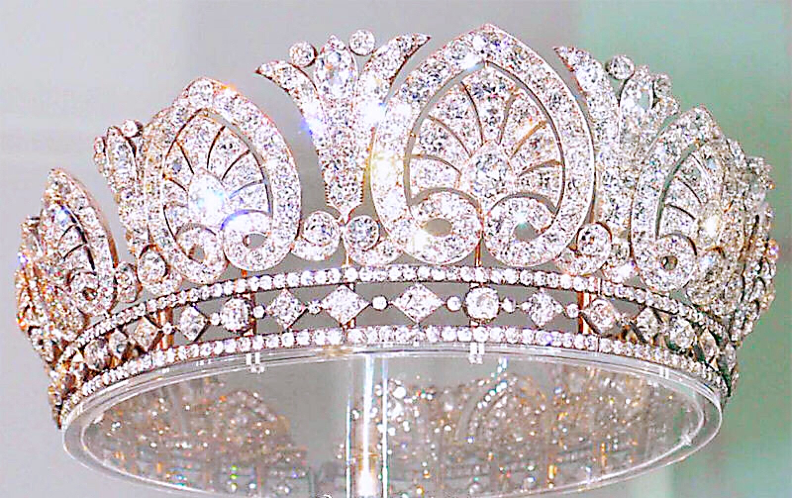 英国德文郡家族的钻石王冠,莲花 棕榈图案,是他们家最大的一顶王冠