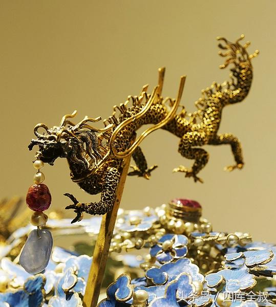 冠上饰三条累丝金龙,所谓累丝即用金银做原材料,拔成细丝后,用堆,垒
