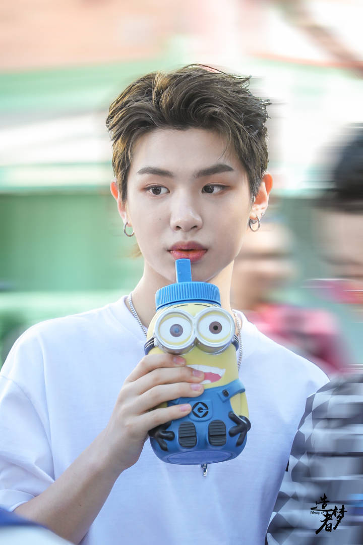 justin黄明昊 小黄人的水壶萌萌哒