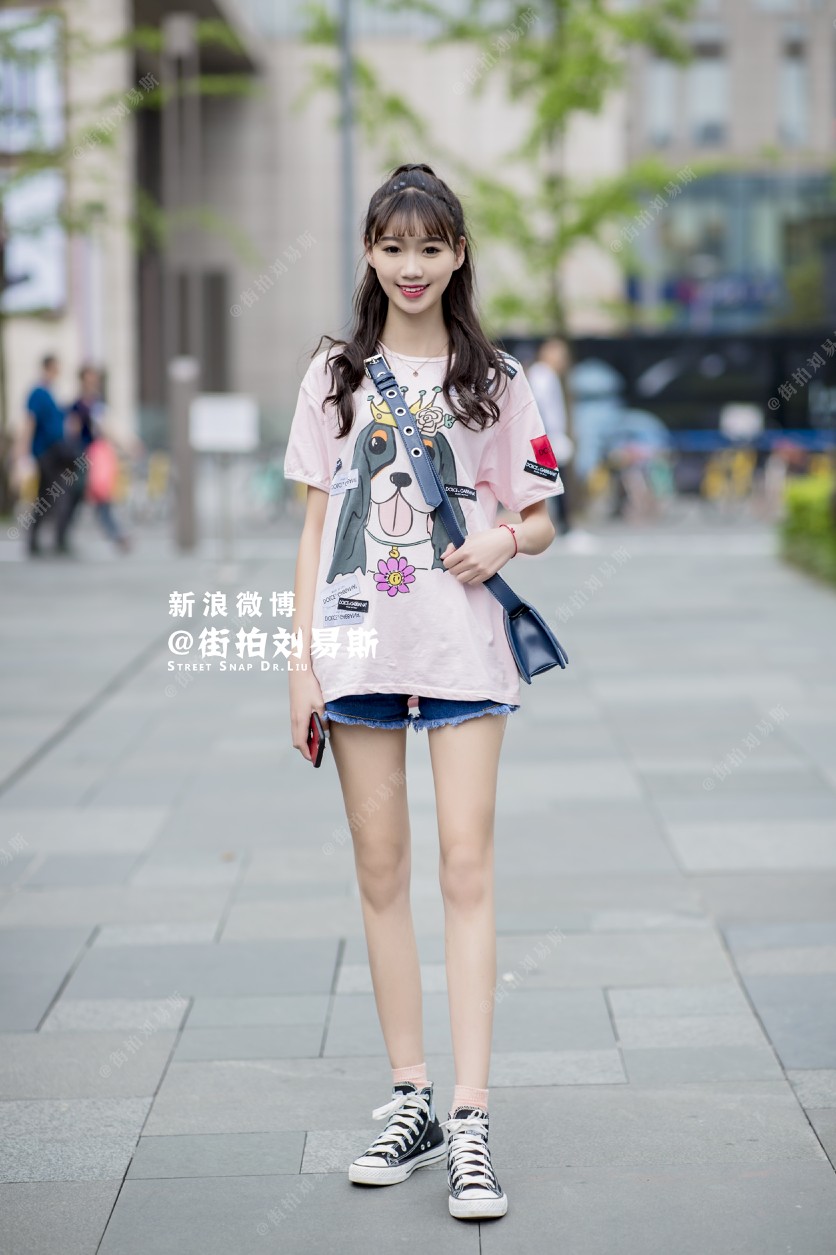 这就是夏天为什么要减肥的原因,因为瘦子都在露腿