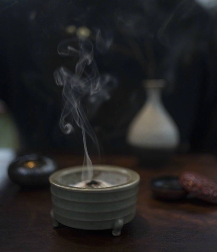 倚坐抚琴,睡卧闻香.