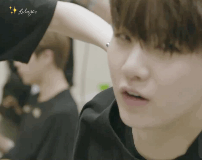 闵玧其 gif