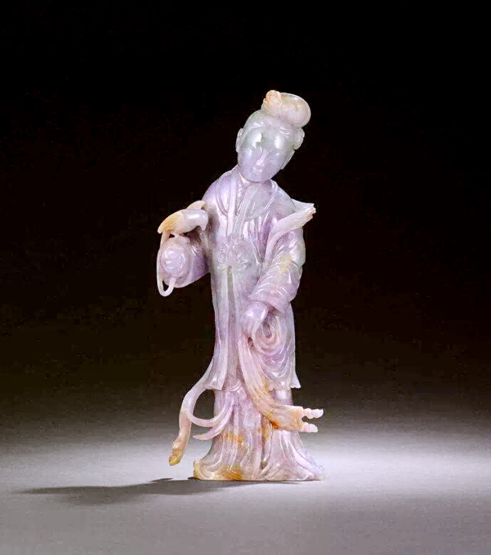 清"冯小怜"款翡翠仕女戏鸟摆件