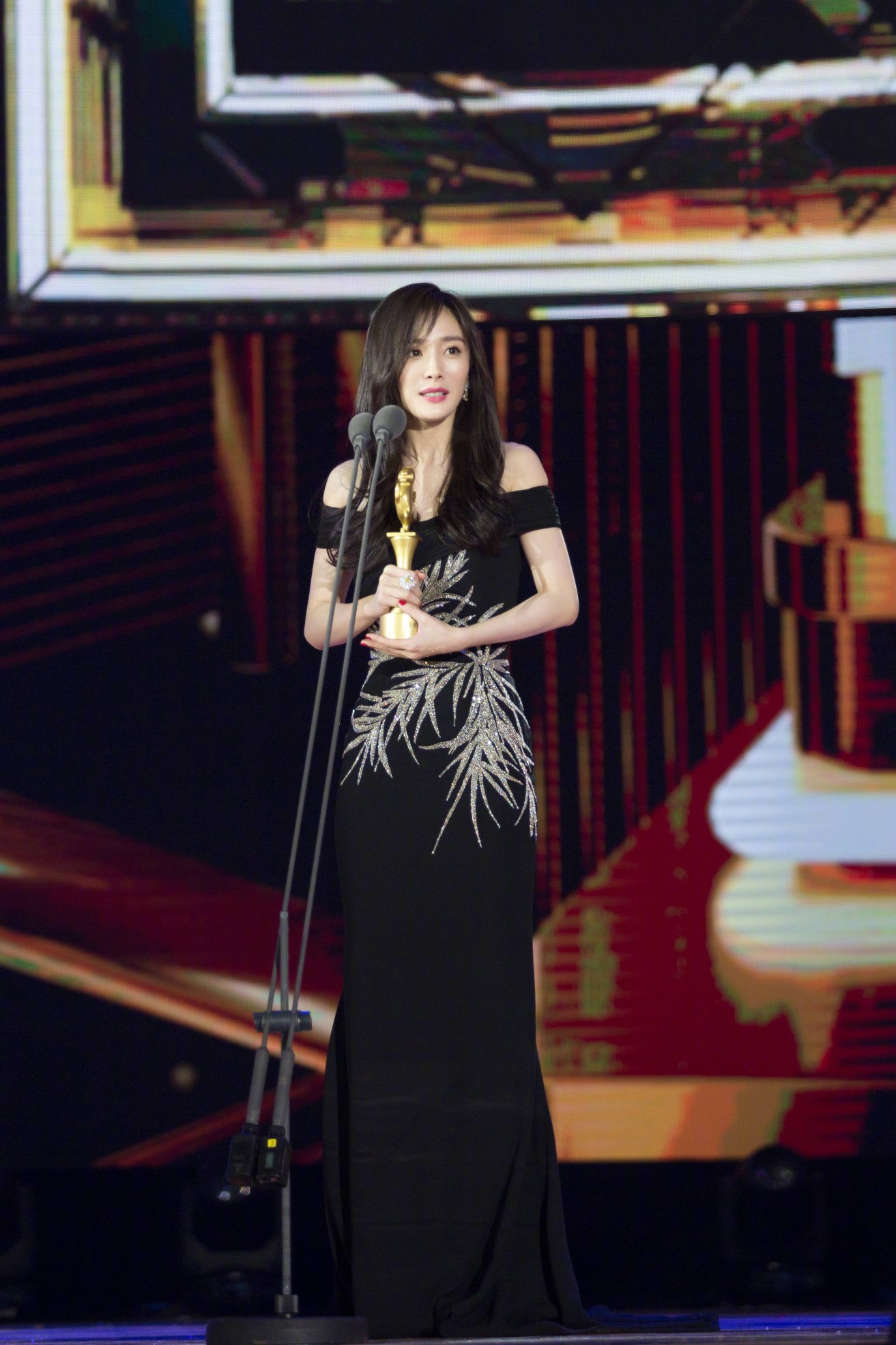杨幂 第25届北京大学生电影节闭幕式暨颁奖典礼,荣获最受欢迎女演员