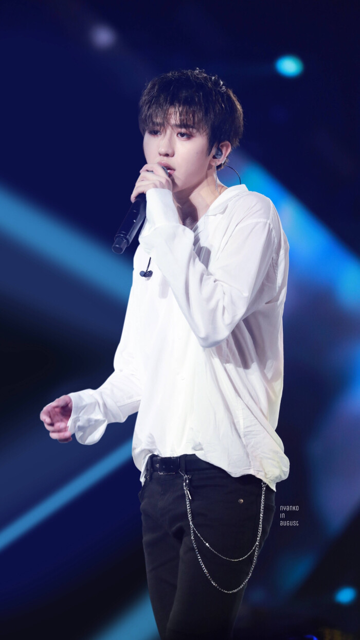 男性公司: 严爱玲和凌熙哪个更受青睐？中的这三个细节给出了答案