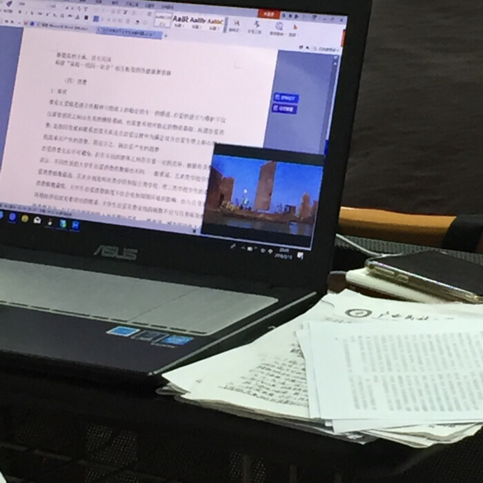 这位同学就很厉害,写论文你就好好写,看什么视频