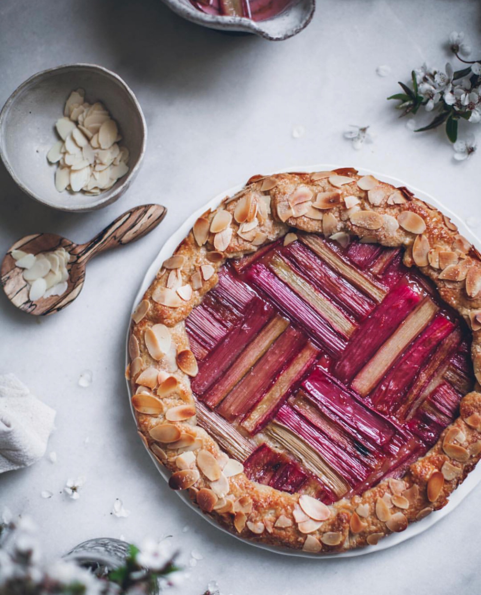 在她的精心制作下,鲜花与甜点结合,犹如诗画一般美.