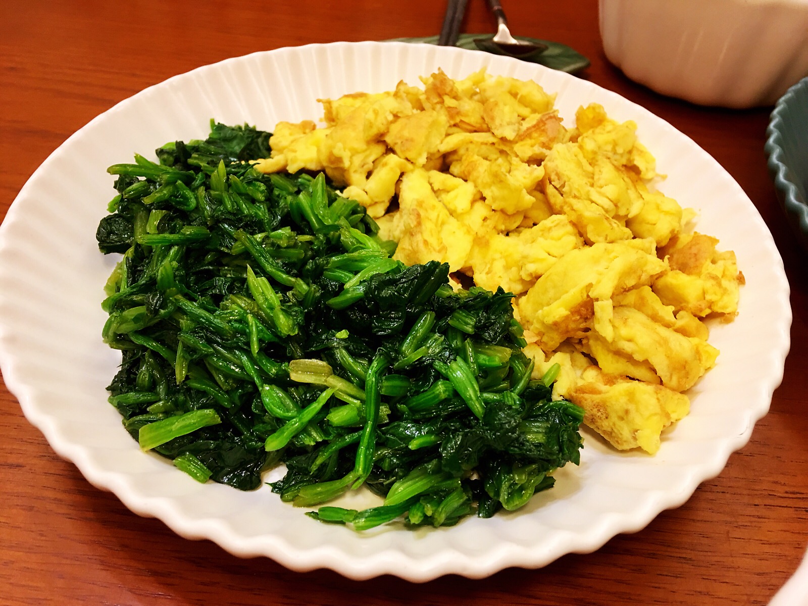 今日早餐:拌菠菜 炒鸡蛋,烤红薯干 牛肉饼,八宝粥