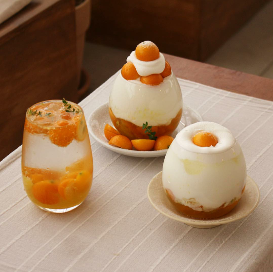 咖啡与甜点与水果