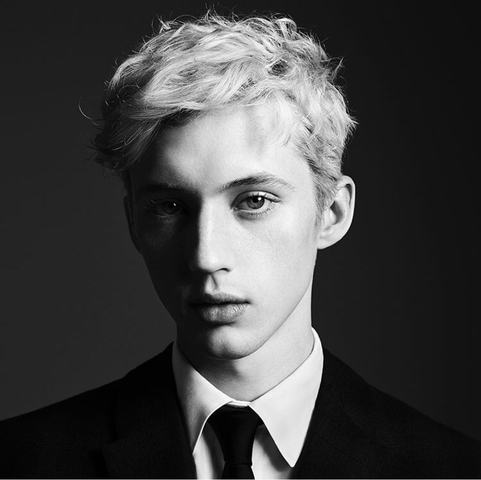 戳爷 头像 壁纸via:ins troye sivan