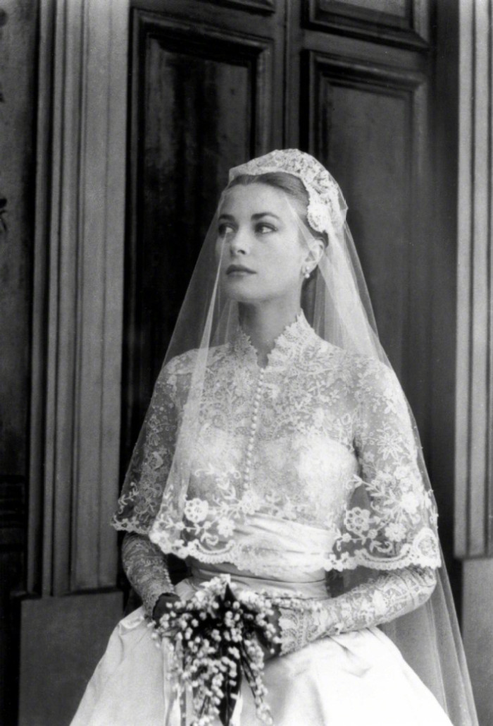 而这件长袖蕾丝婚纱直到今天都还是很多新娘的梦幻参考