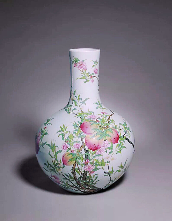 7cm 北京故宫博物院藏瓶直口微撇,颈较短,浑圆腹,圈足.