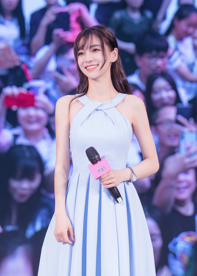 angelababy 出席伊利巧乐兹品牌活动