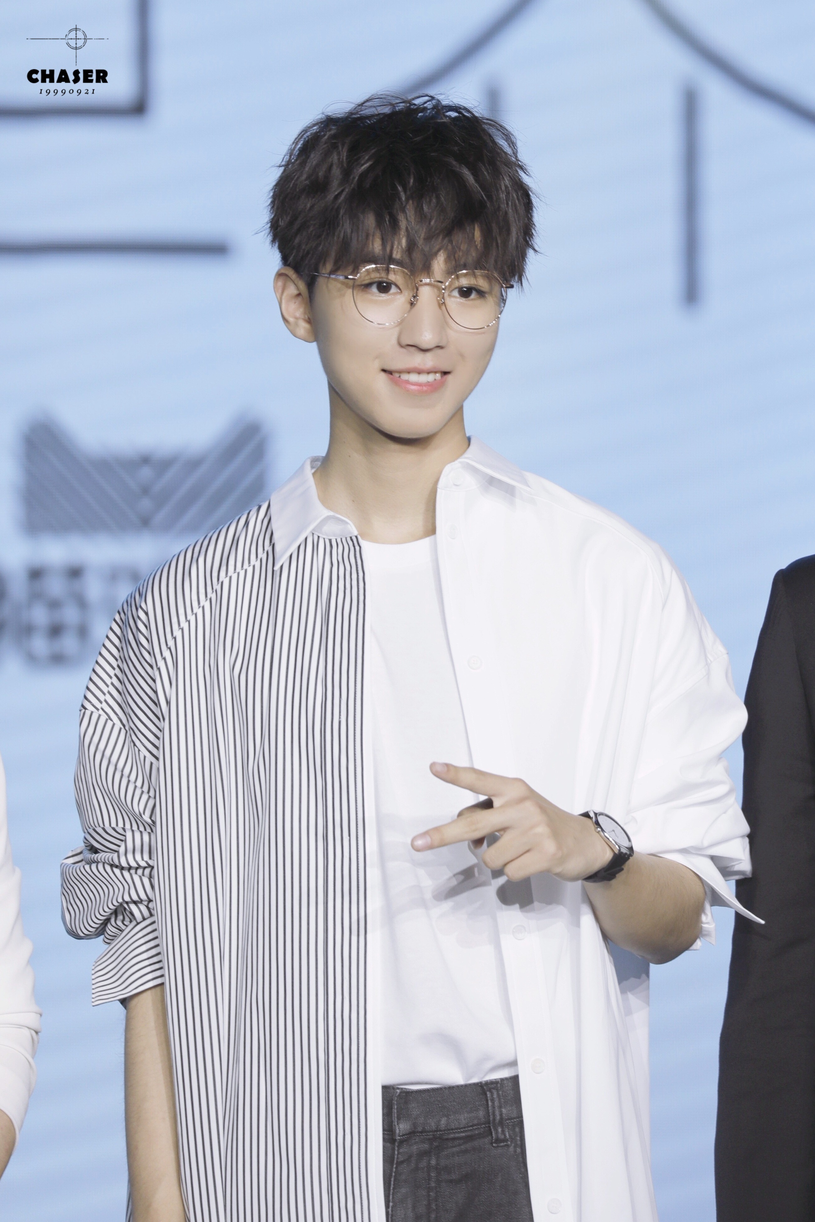 王俊凯参加暴龙眼镜 "上镜青年 型走世界"天猫欢聚日派对cr.logo