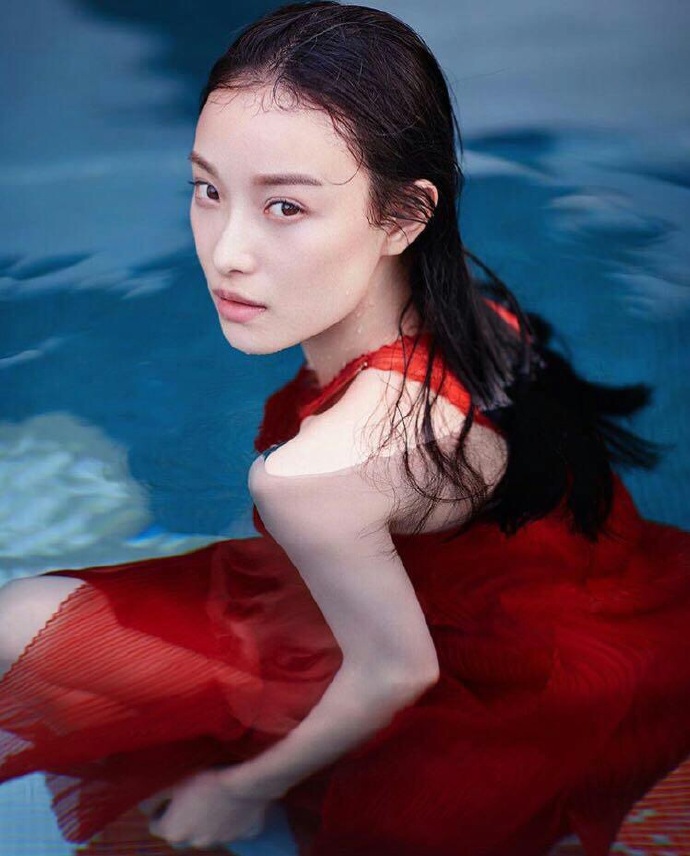 倪妮##倪妮ins# cosmo7月那套水下的未发布图