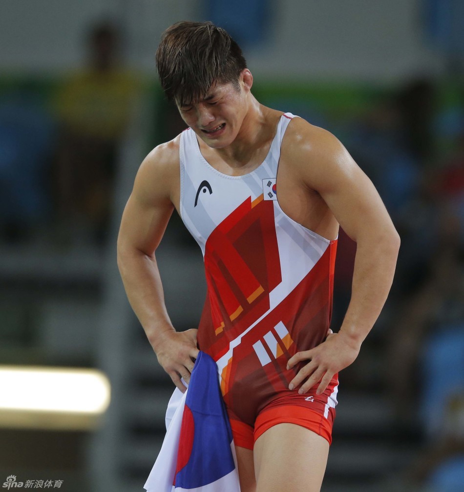 男子75kg级摔跤金贤宇摘铜跪伏国旗痛哭