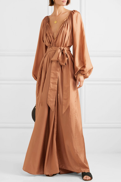 单品的领口处带有柔和缩褶,曳地裙摆与灯笼衣袖相