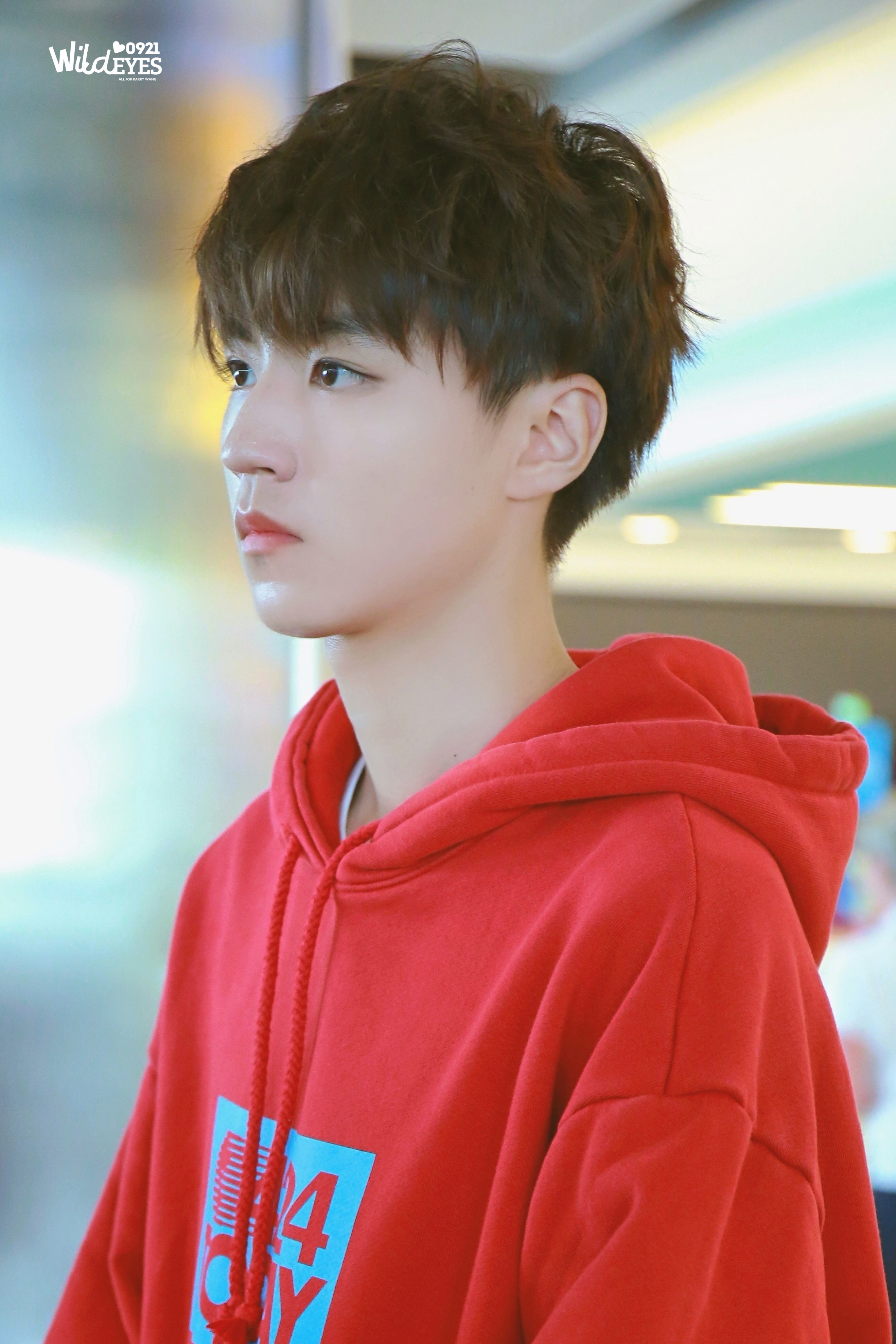 王俊凯×2018.06.01伦敦—苏黎世到达×cr:logo