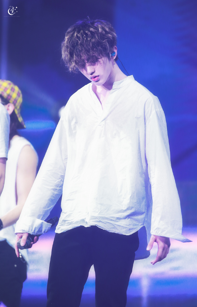 顶着卷发毛茸茸的小王子 cr:augustmoonlight_蔡徐坤