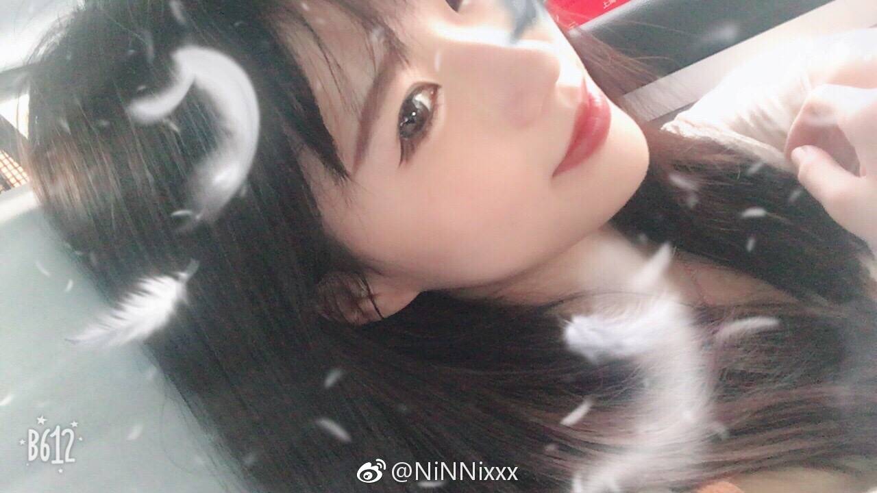 笑起来超好看的小姐姐 weibo: ninnixxx 