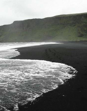 看到冰岛有一个黑的一尘不染的黑沙滩,美是挺美的,不过确定不是煤?