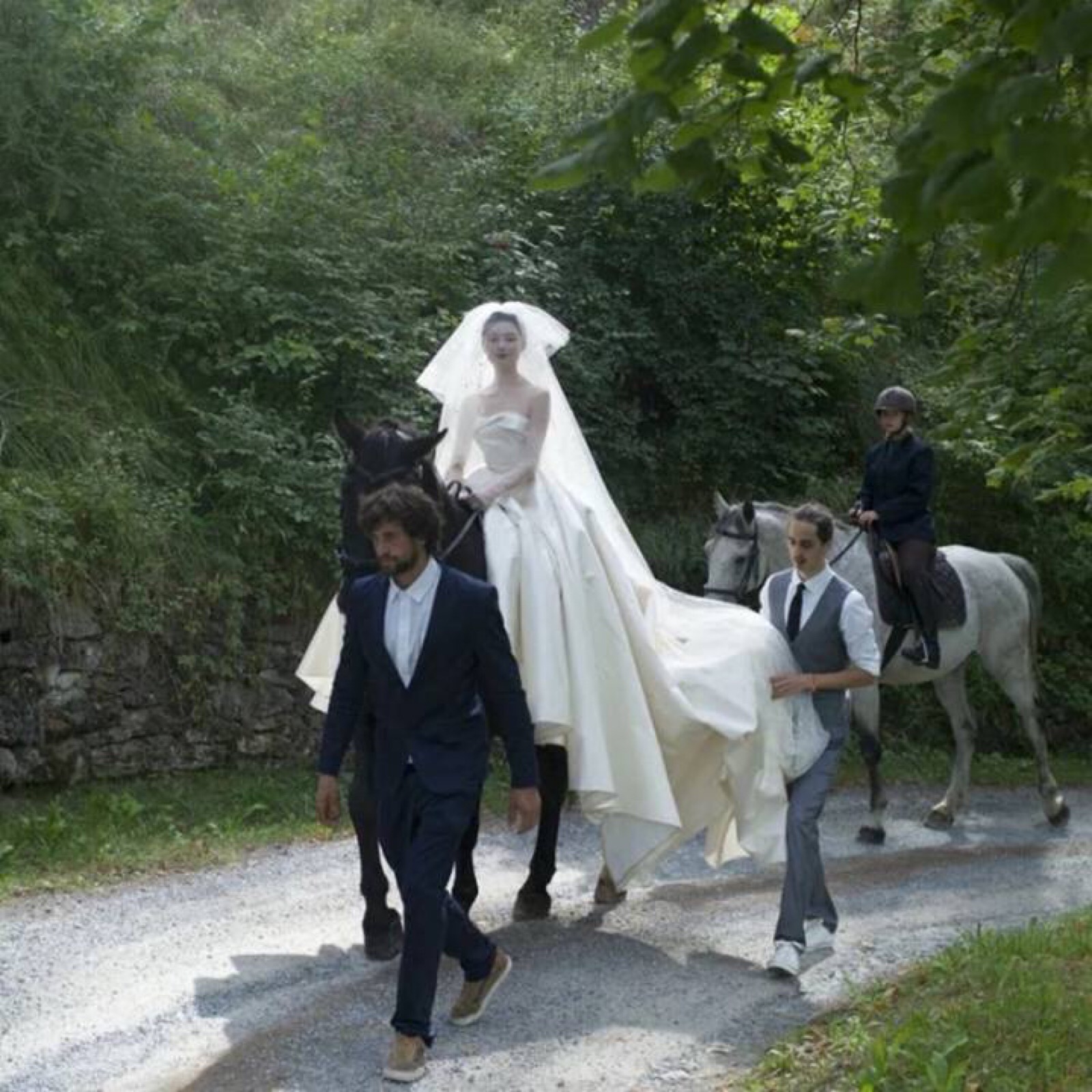 即使路途艰险,晚晚也执意骑黑马,圆林瀚的梦.