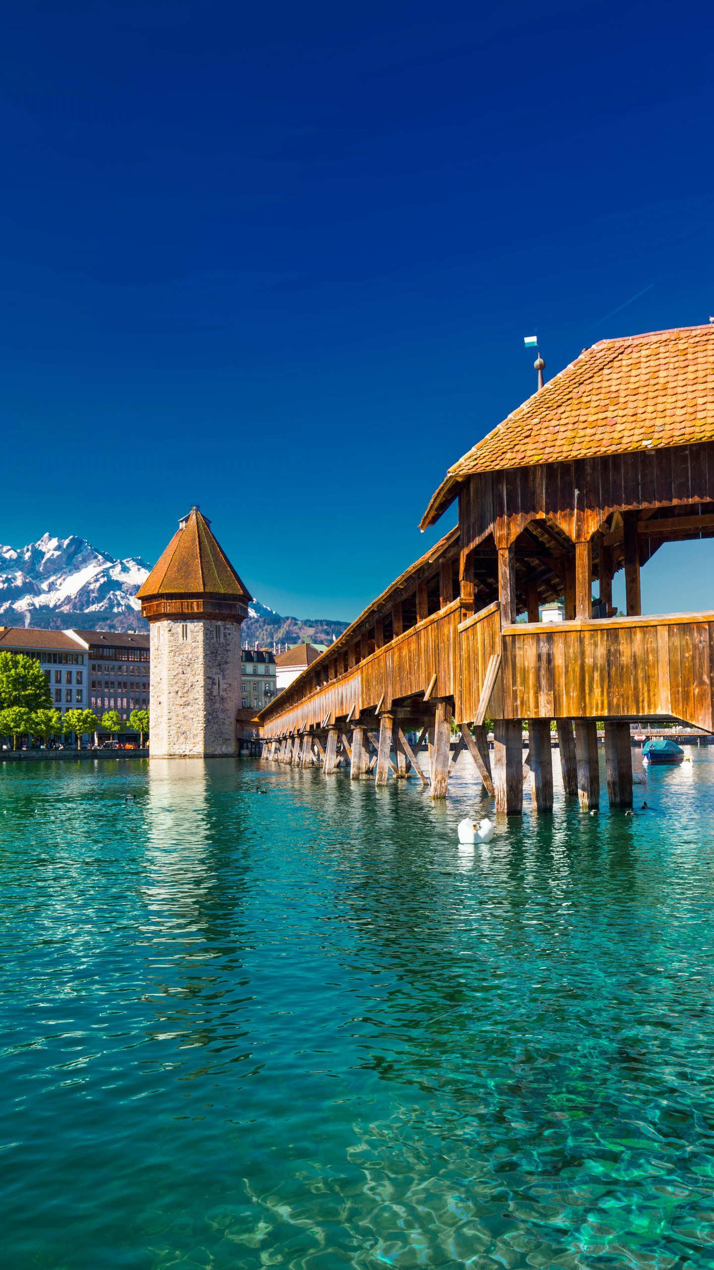 瑞士名城卢塞恩的地标建筑,始建于1333年,是欧洲最古老的有顶木桥