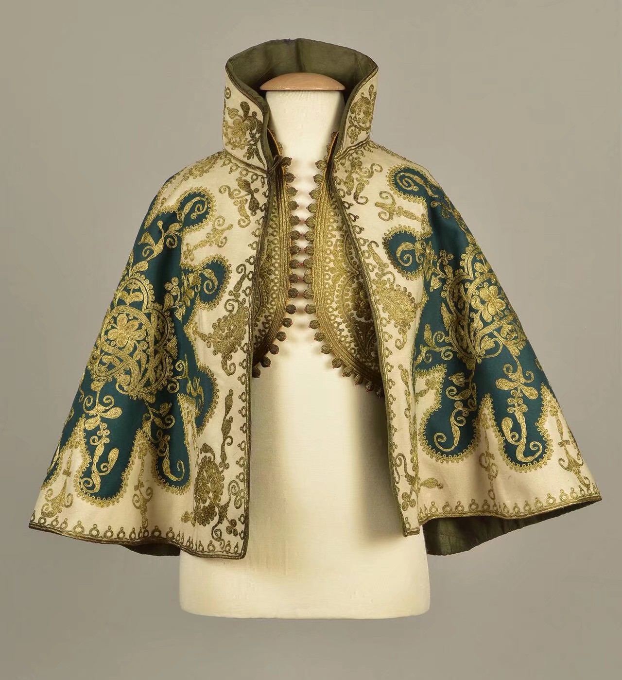 €gf430wahwby€1890年代中东金线刺绣斗篷与马甲,纯羊绒马甲装饰厚重
