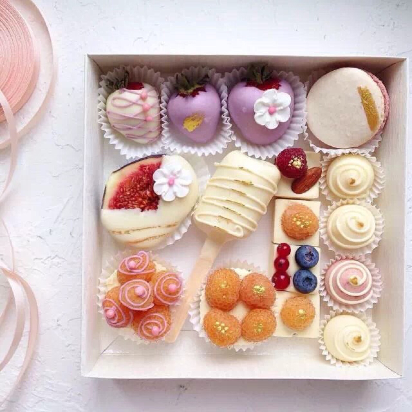 这姑娘的朋友圈太美了~一组草莓甜品走红网络!