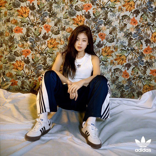 blackpink粉墨 ros(朴彩英),lisa, jisoo(金智秀),jennie(金珍妮)