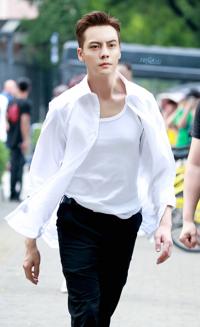【陈伟霆 william chan】180611 风暴舞 李俊杰 探班 1200 x 1956 px