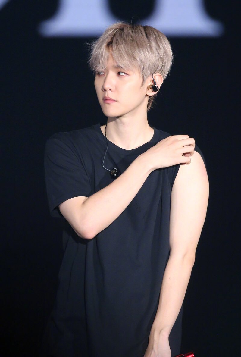 边伯贤(baekhyun,1992年5月6日生于韩国京畿道富川市,歌手,主持,演员