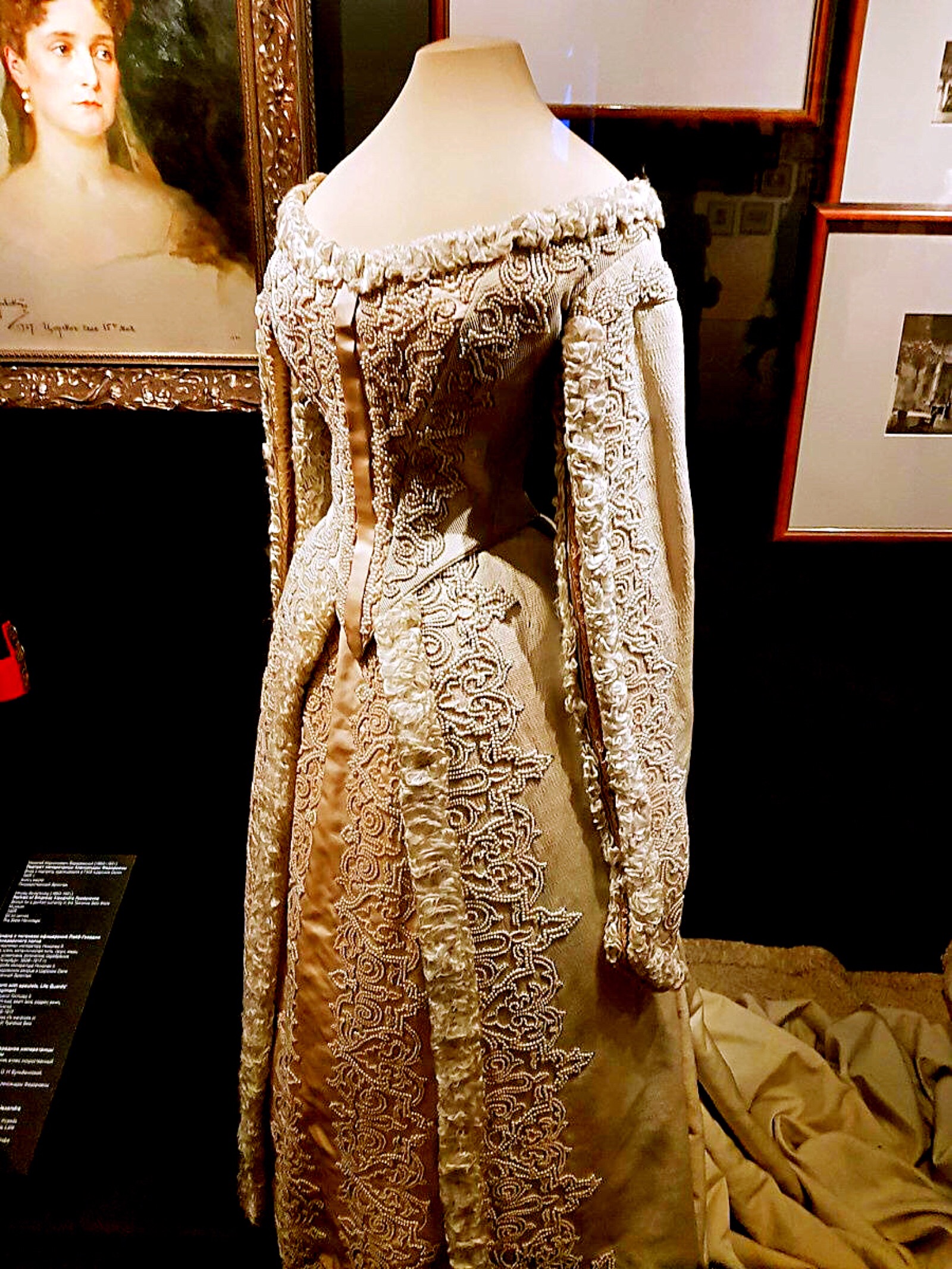 皇后亚历山德拉·费多罗芙娜陛下的一件宫装, xix世纪末或xx世纪初由