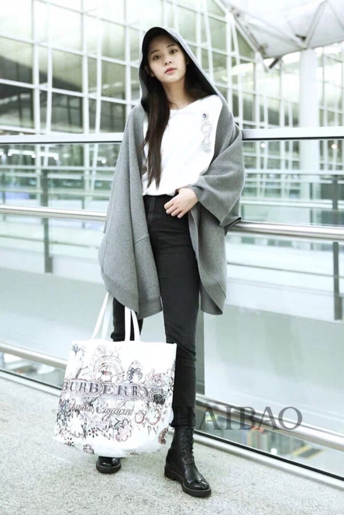 欧阳娜娜2017年11月10日香港机场街拍:身着博柏利 (burberry) 灰色连