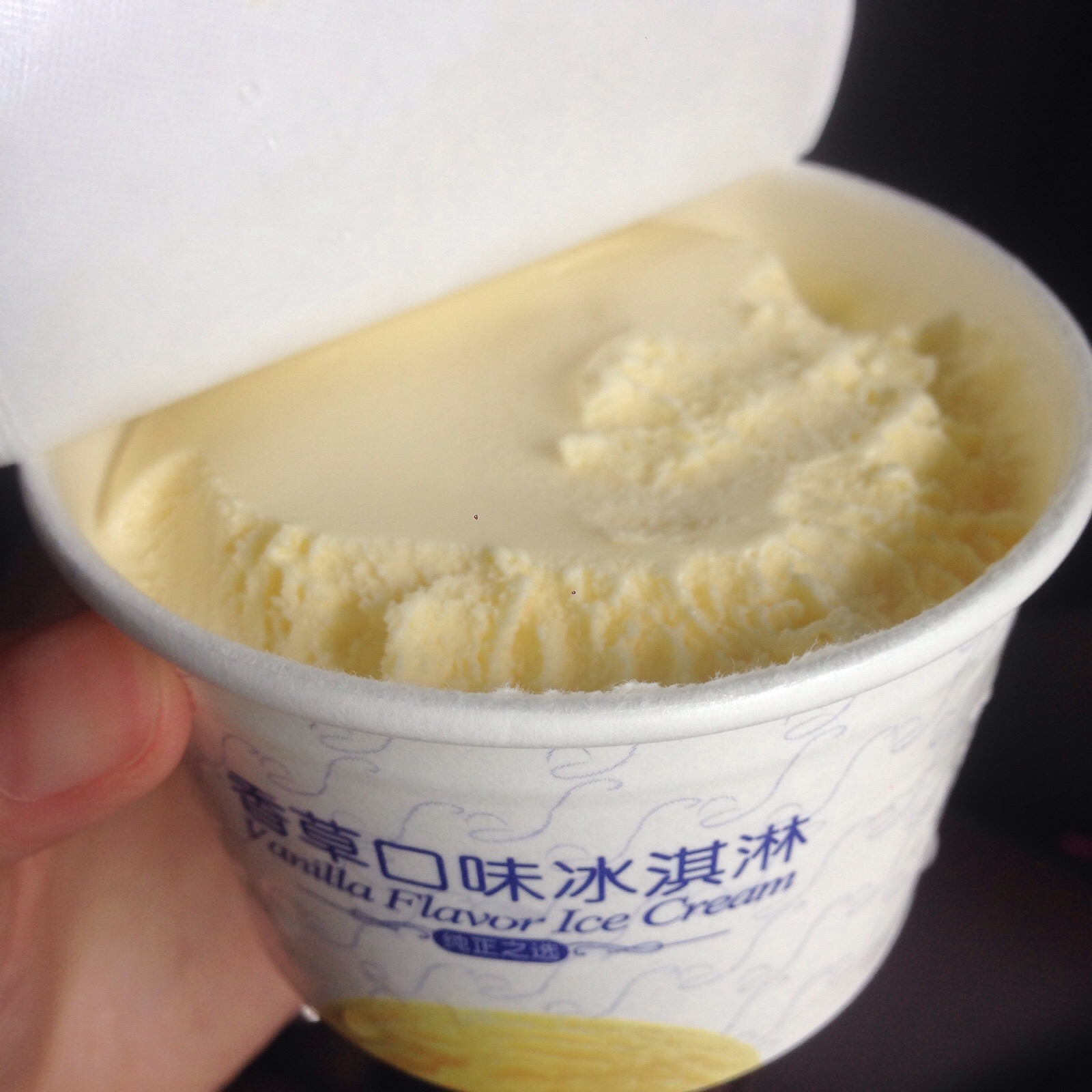 八喜香草牛奶冰淇淋:10 rmb 由于我不喜欢牛奶 所以我不喜欢这个味道