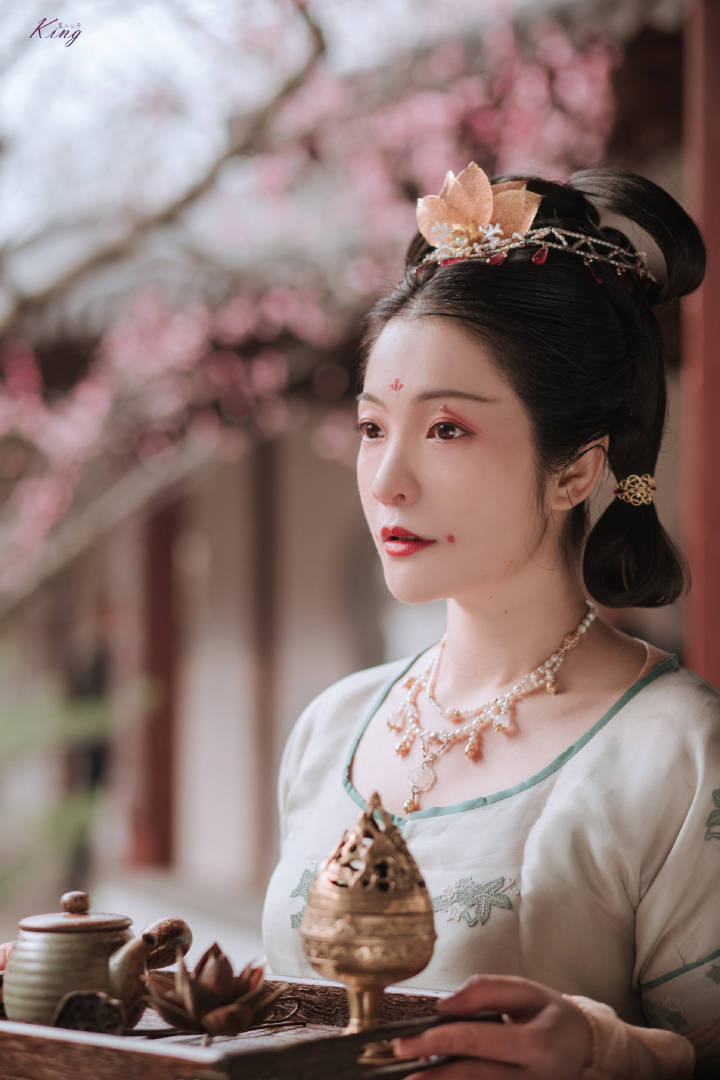 侍女曰茯苓 弄花端茶忙步履轻盈过 对镜贴花黄摄影&后期@_姬小妖_妆造