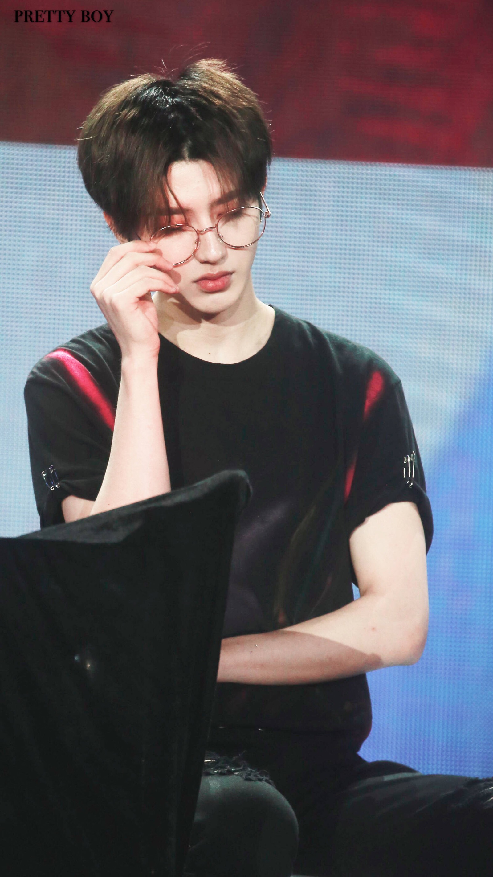 扶眼镜的大帅锅蔡老师了解一下呗