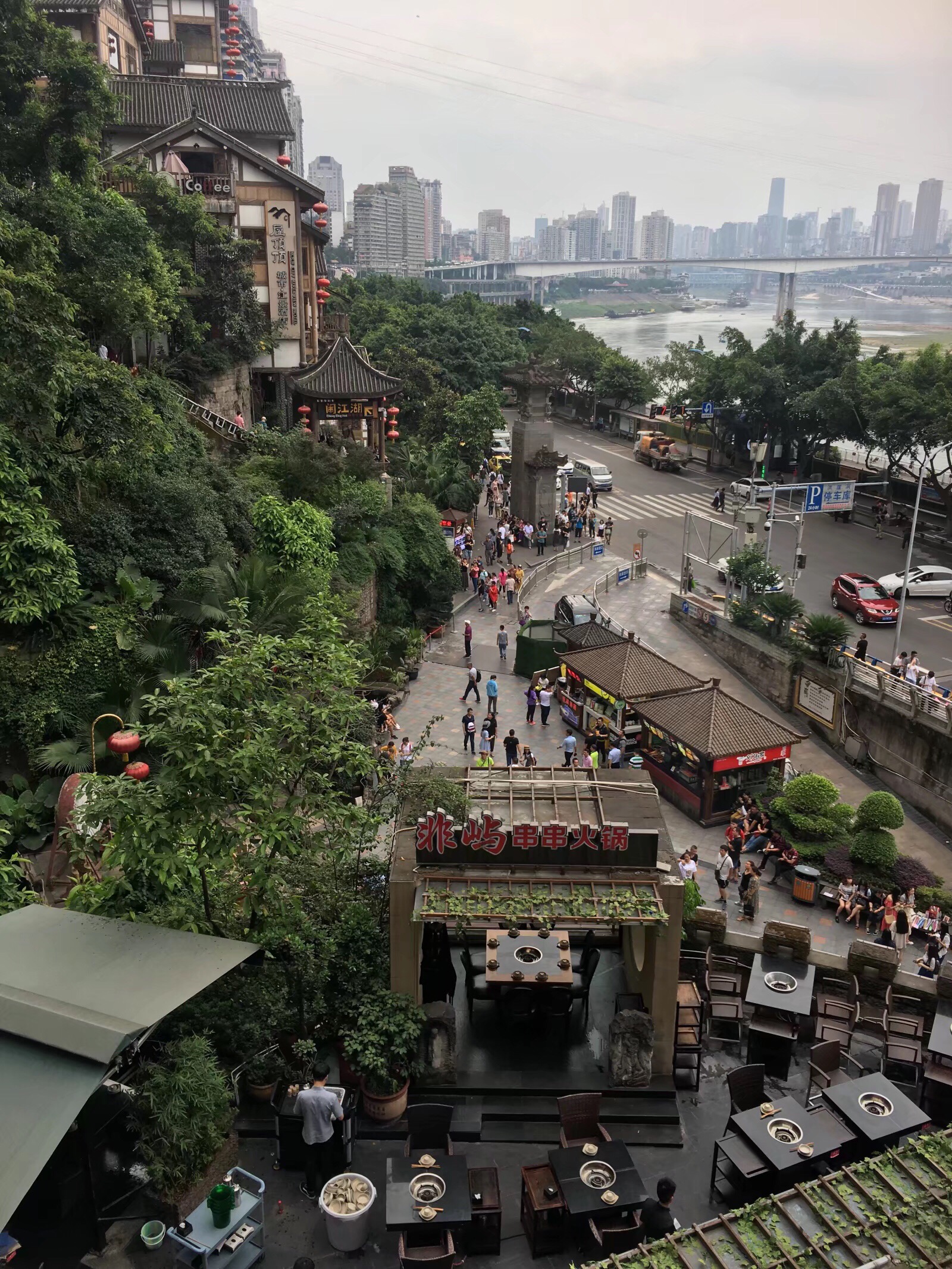 原名洪崖门,是古重庆城门之一,以其厚重的巴渝传统建筑特色和独特的