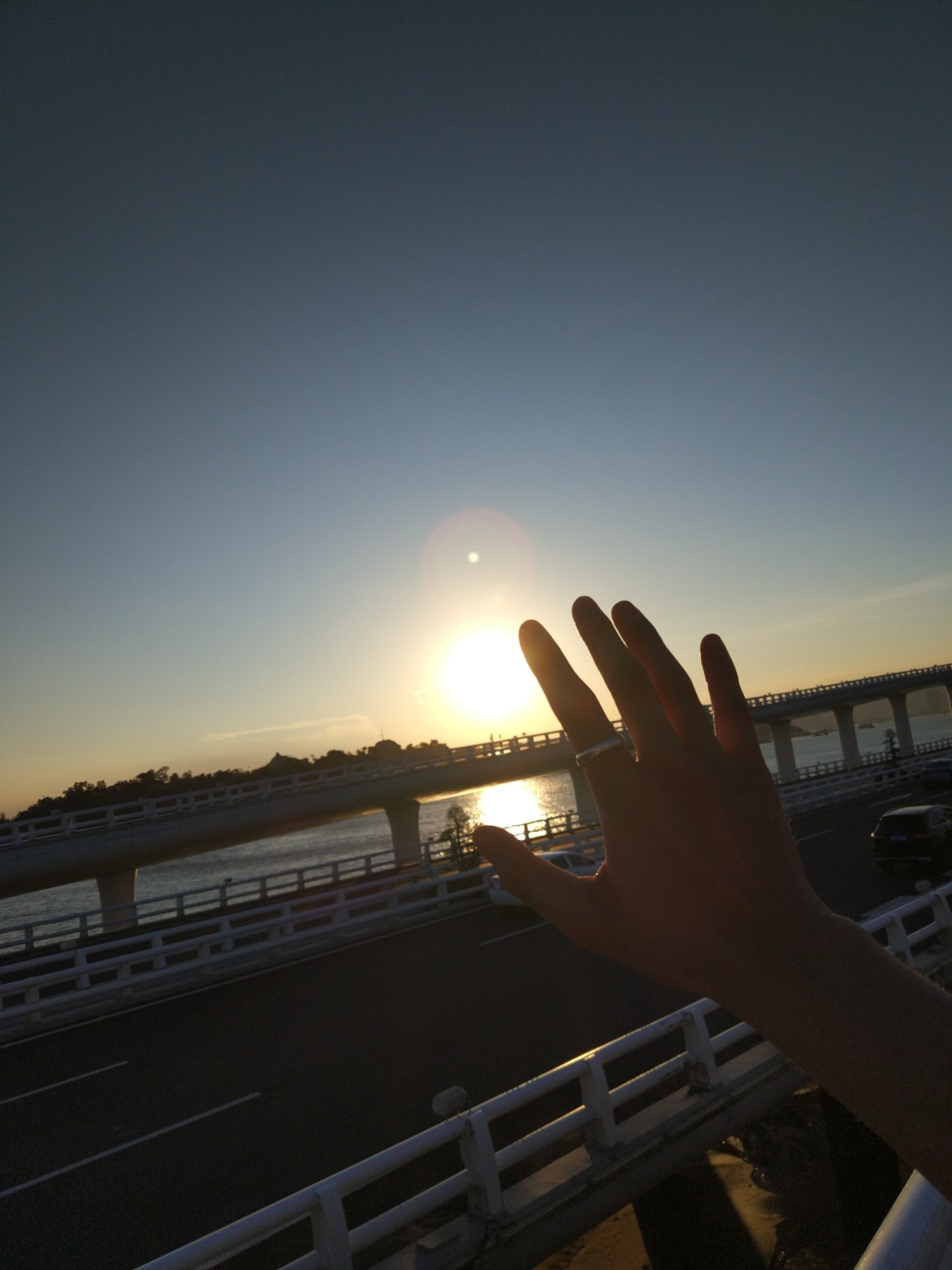 手抓太阳的照片图片